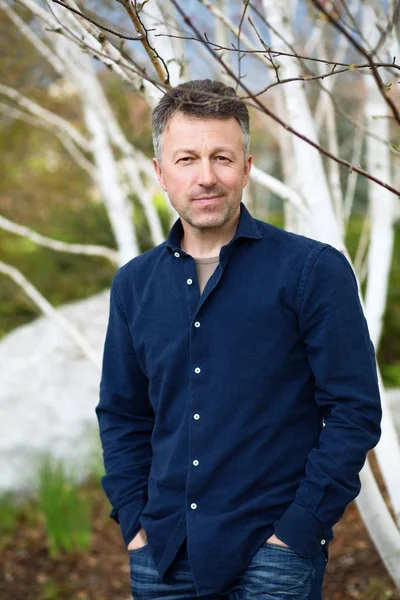 Retrato de homem bonito posando na primavera jardim japonês — Fotografia de Stock