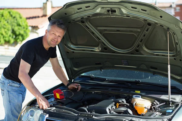 Oil change in car. Man repairing the engine in the car. Self-cha — Stock Photo, Image
