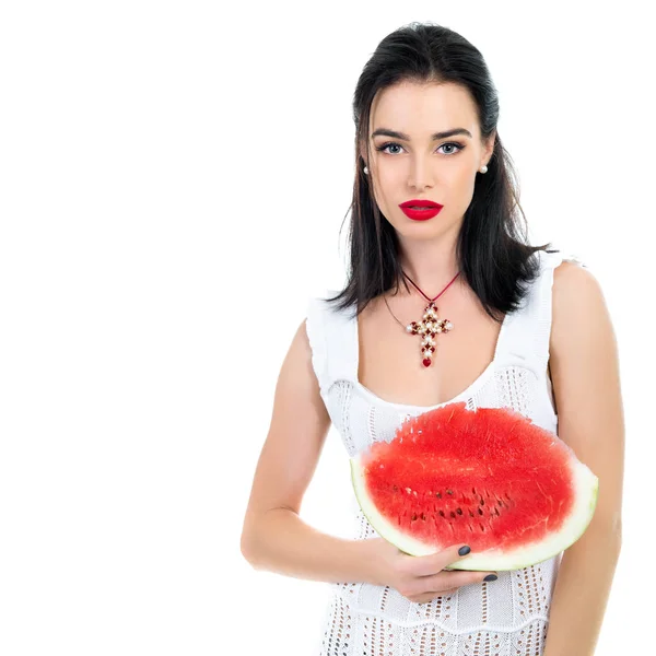 Hermosa mujer joven sosteniendo y comiendo rebanada de rojo maduro fresco — Foto de Stock