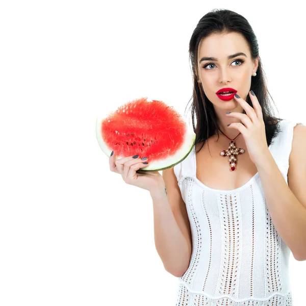 Hermosa mujer joven sosteniendo y comiendo rebanada de rojo maduro fresco — Foto de Stock