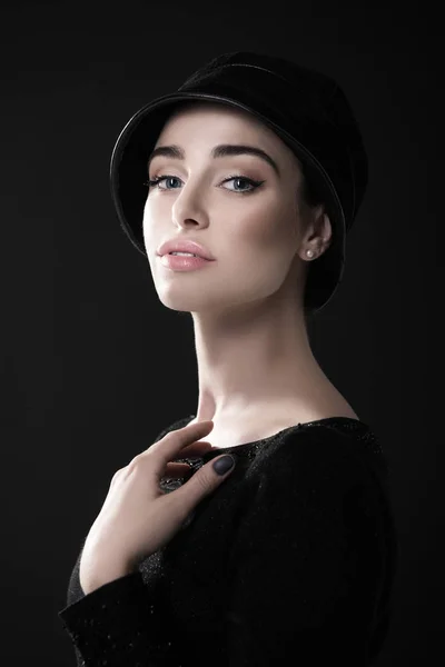 Móda žena. Černobílý portrét krásné mladé elega — Stock fotografie