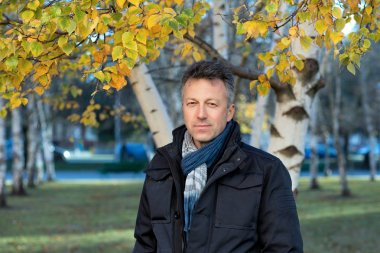 Mutlu gülümseyen yakışıklı. Açık sonbahar erkek portre. Attrac