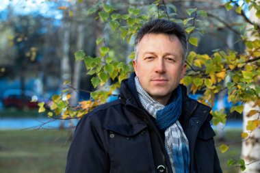 Mutlu gülümseyen yakışıklı. Açık sonbahar erkek portre. Attrac