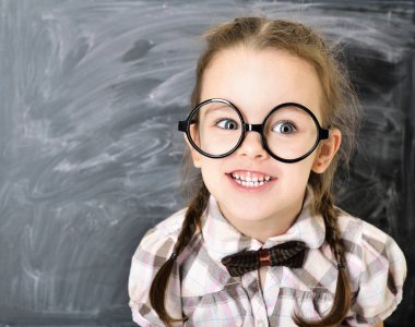 Şirin komik liitle kız blackboard büyük gözlük yakınındaki ayakta bir