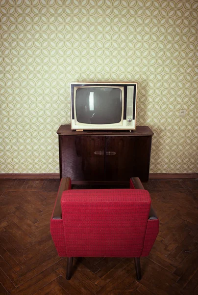 Vintage δωμάτιο με παλιά ξεπερασμένης κόκκινη πολυθρόνα και ρετρό τηλεόραση μέσω o — Φωτογραφία Αρχείου