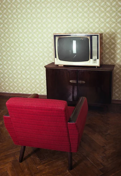 Vintage room with old fashioned red armchair and retro tv over o — Stock Photo, Image