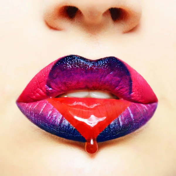 Vrouwelijke lippen close-up. Concept hart liefde lippen. Vrouw met creativ — Stockfoto
