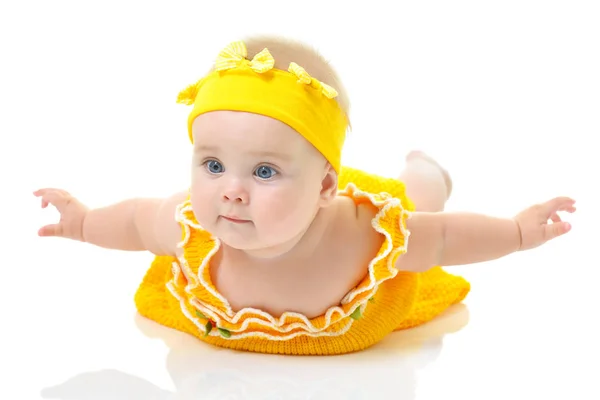 Adorável bebê menina posando e feliz sorrindo em estúdio curto mais — Fotografia de Stock