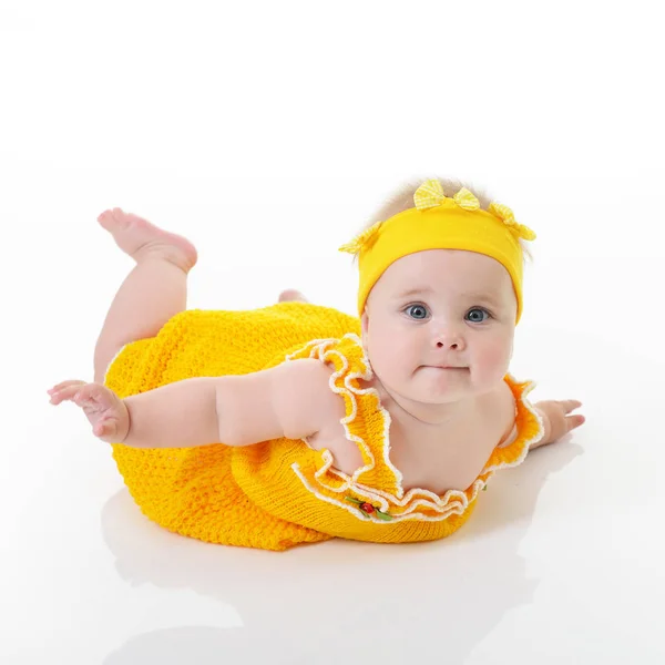 Adorável bebê menina posando e feliz sorrindo em estúdio curto mais — Fotografia de Stock