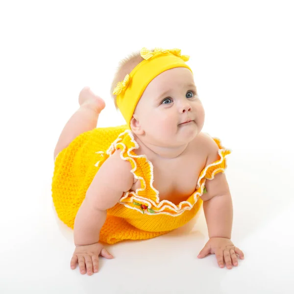 Adorável bebê menina posando e feliz sorrindo em estúdio curto mais — Fotografia de Stock