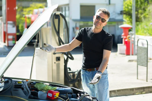 Výměna oleje v autě. Muž, oprava motoru v autě. Self-cha — Stock fotografie