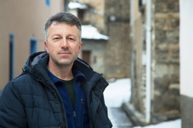 Adam eski ortaçağ şehir Broto, İspanya. Eski Manzaralı