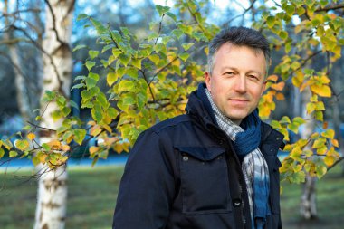 Mutlu gülümseyen yakışıklı. Açık sonbahar erkek portre. Attrac