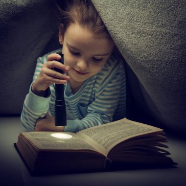 Küçük kız masal okuma kitabı Havva, yorganın altında