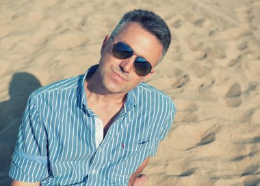 Adam deniz kıyısında, yaz doğa açık güneşlenme. Portre 