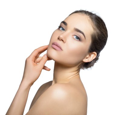 Güzellik kadın portre. Beyaz üzerinde poz güzel genç kadın 