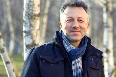 Mutlu gülümseyen yakışıklı. Açık sonbahar erkek portre. Attrac