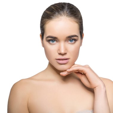 Güzel genç kadın yüzünü avuç içi ile beyaz Ba dokunmadan