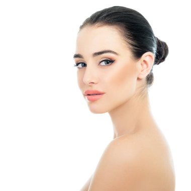 Beyaz arka plan üzerinde güzel ve genç birbayan. Güzellik kadın Portr