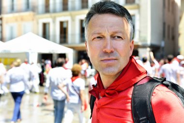 İnsanlar geleneksel beyaz abd San Fermin Festivali kutlamak