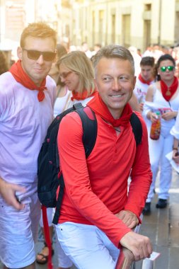 İnsanlar geleneksel beyaz abd San Fermin Festivali kutlamak