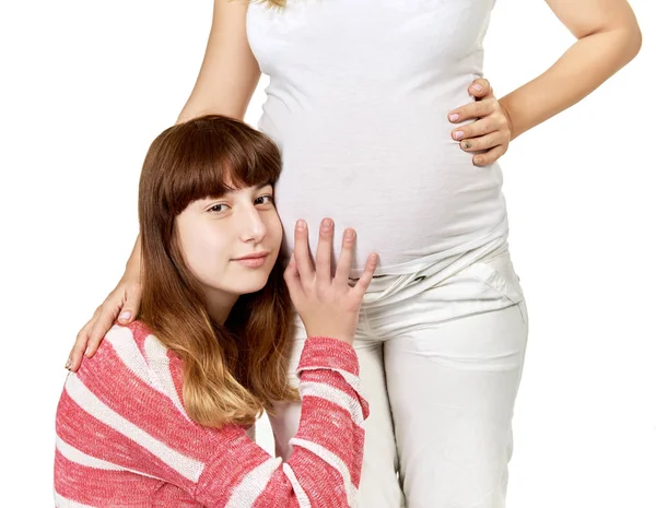 怀孕的母亲与十几岁的女儿。家庭工作室肖像以上 — 图库照片