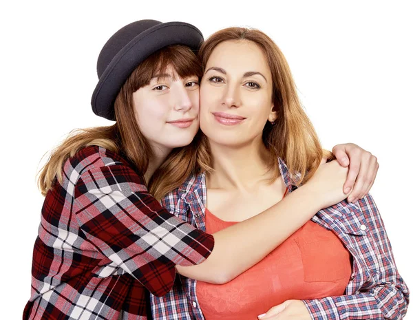 Madre e figlia. Ritratto di studio di famiglia su sfondo bianco — Foto Stock