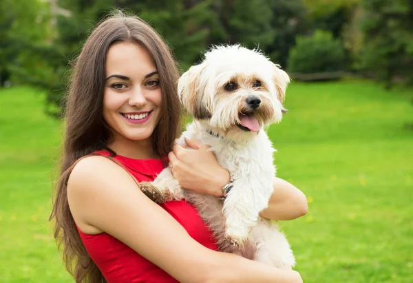 Rapariga com cachorrinho. Retrato de mulher jovem sorridente feliz atraente — Fotografia de Stock