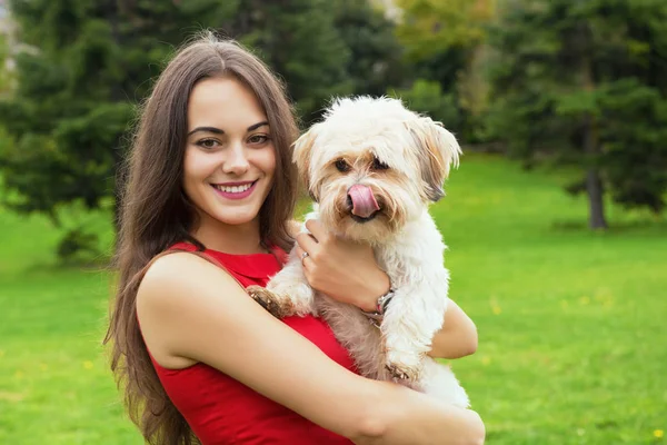 Kızla köpek yavrusu. Çekici mutlu gülümseyen genç kadını portresi — Stok fotoğraf