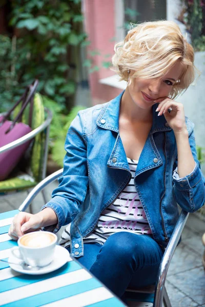 Zewnątrz Portret młodej kobiety w café picia kawy. Piękno — Zdjęcie stockowe