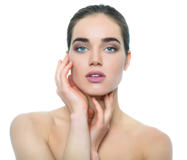 Schöne junge Frau berührt ihr Gesicht mit Handflächen über weißem Ba — Stockfoto