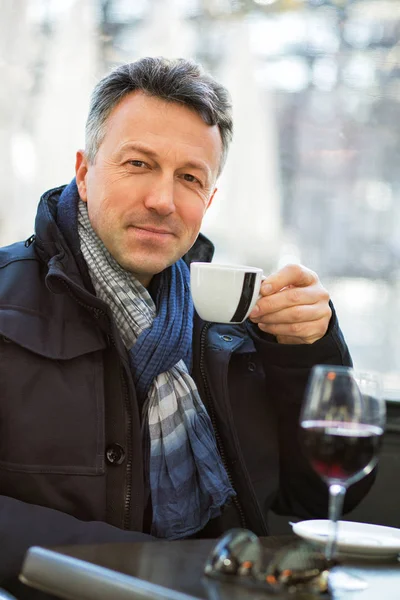 Beau homme dans la rue café d'hiver boire du café et du vin. Hommes — Photo