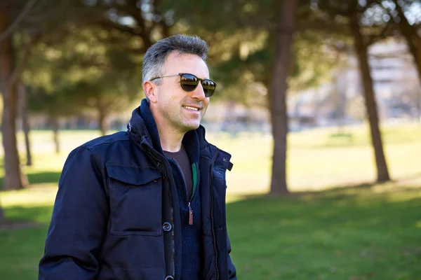 Hermoso hombre sonriente feliz. Retrato masculino invierno al aire libre. Attrac — Foto de Stock