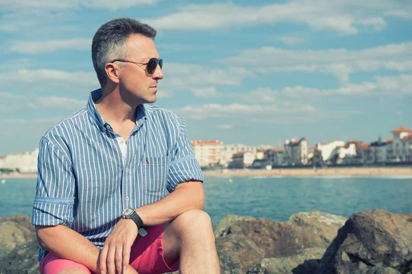 Un hombre guapo. Retrato masculino al aire libre. Hombre de mediana edad descansando en — Foto de Stock