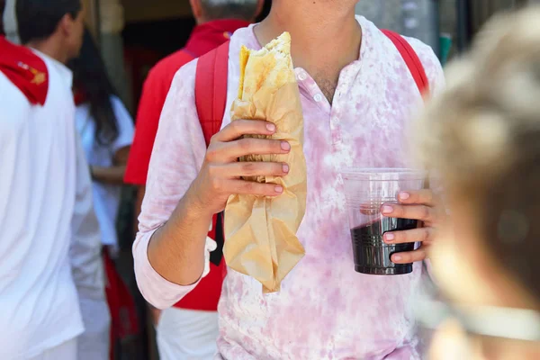 Man in t-short in wine with fast food and wine, San Fermin festi — Stock Photo, Image