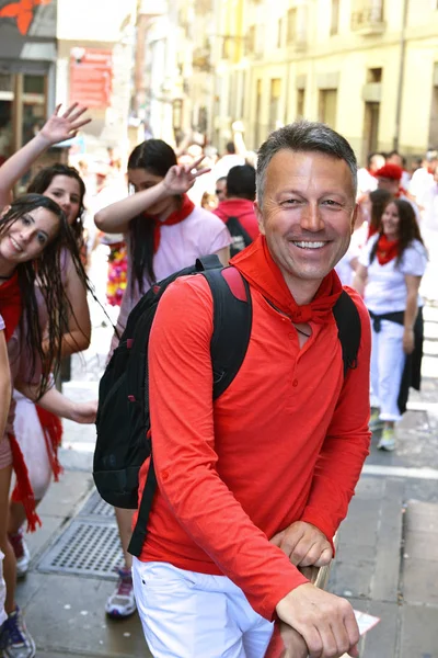 Les gens célèbrent le festival San Fermin en blanc traditionnel abd re — Photo