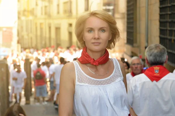 Mujer en festival San Fermín, Pamplona, España . — Foto de Stock