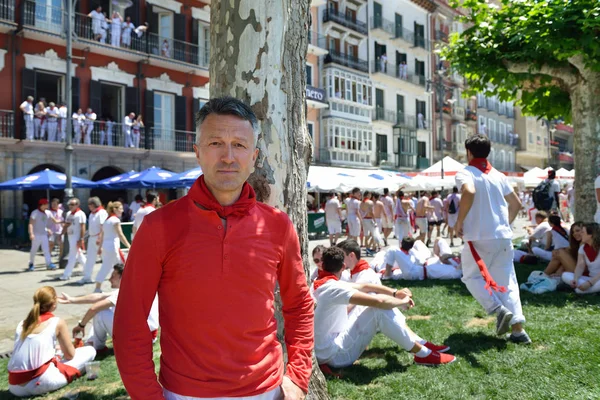 Ludzie świętować festiwalu San Fermin w tradycyjny biały abd re — Zdjęcie stockowe