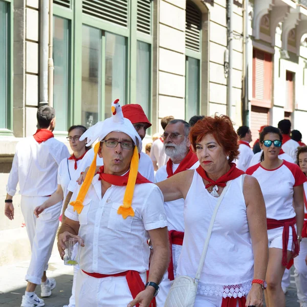 Människor firar San Fermin-festivalen i traditionella vita abd re — Stockfoto