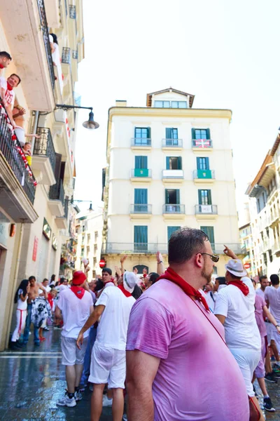 Les gens célèbrent le festival San Fermin en blanc traditionnel abd re — Photo