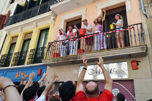 Les gens célèbrent le festival San Fermin en blanc traditionnel abd re — Photo