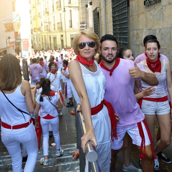 Άνθρωποι γιορτάζουν Φεστιβάλ San Fermin στο παραδοσιακό λευκό abd re — Φωτογραφία Αρχείου