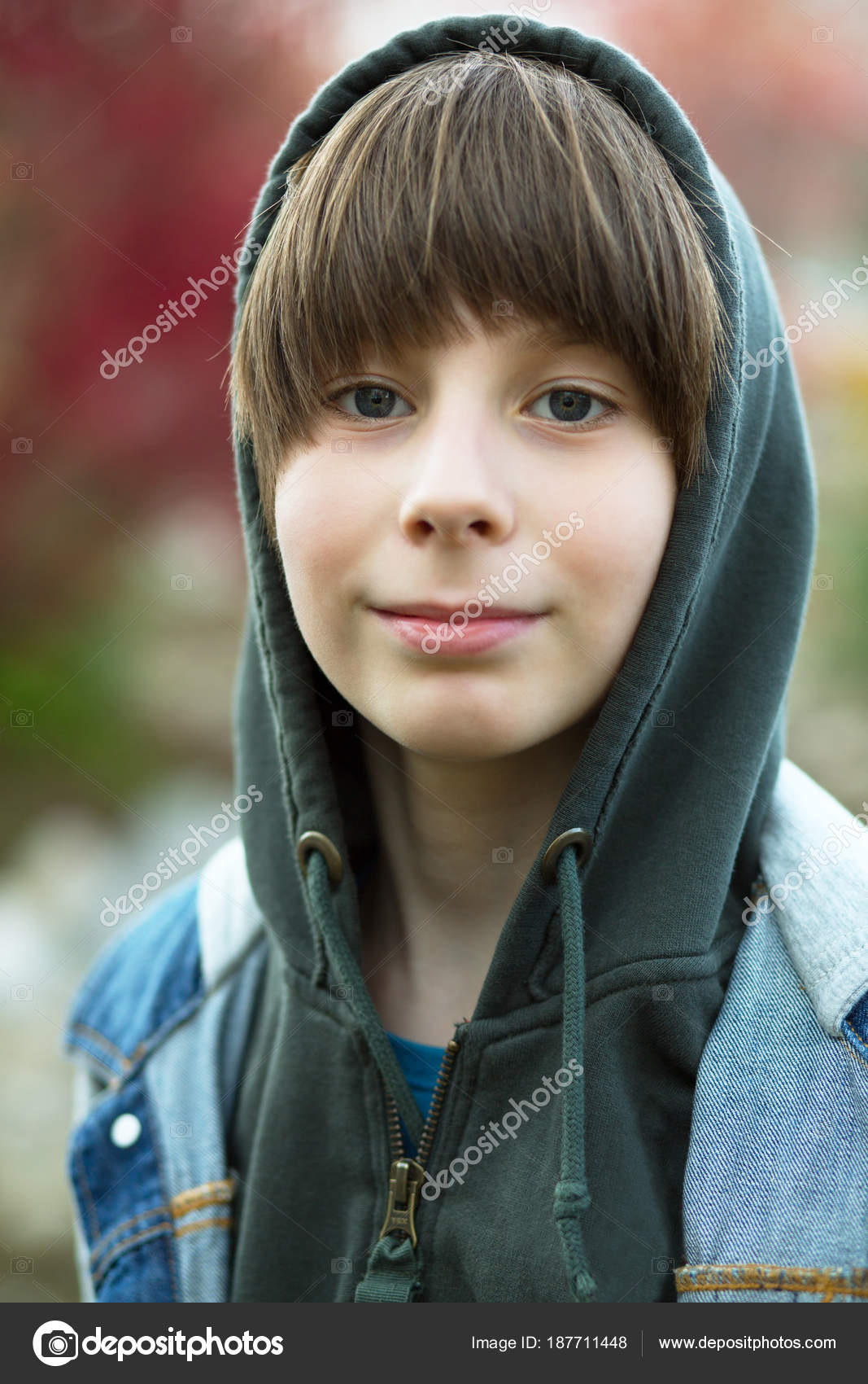 Outdoor hübscher Junge Porträt Teenboy in Hoodie über 