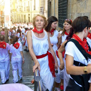 İnsanlar geleneksel beyaz abd San Fermin Festivali kutlamak