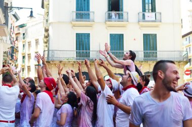 İnsanlar geleneksel beyaz abd San Fermin Festivali kutlamak