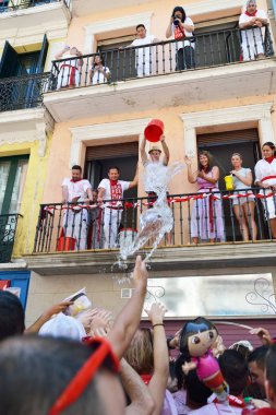 İnsanlar geleneksel beyaz abd San Fermin Festivali kutlamak