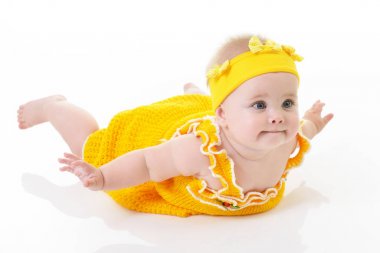 Bebek kız poz ve Studio üzerinden kısa mutlu gülümseyerek