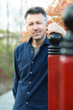 Bahar Japon bahçe içinde poz yakışıklı adam portresi