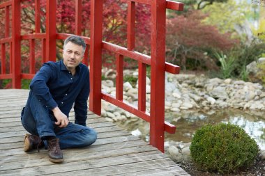 Bahar Japon Bahçe, tam poz yakışıklı adam portresi 