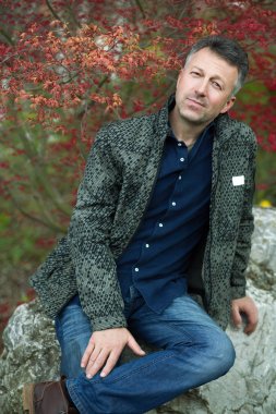 Bahar Japon bahçe içinde poz yakışıklı adam portresi. üstün